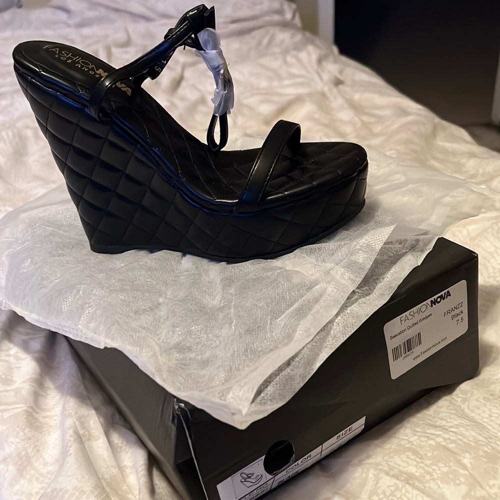 Fashion nova Baecation quilted wedges NWT